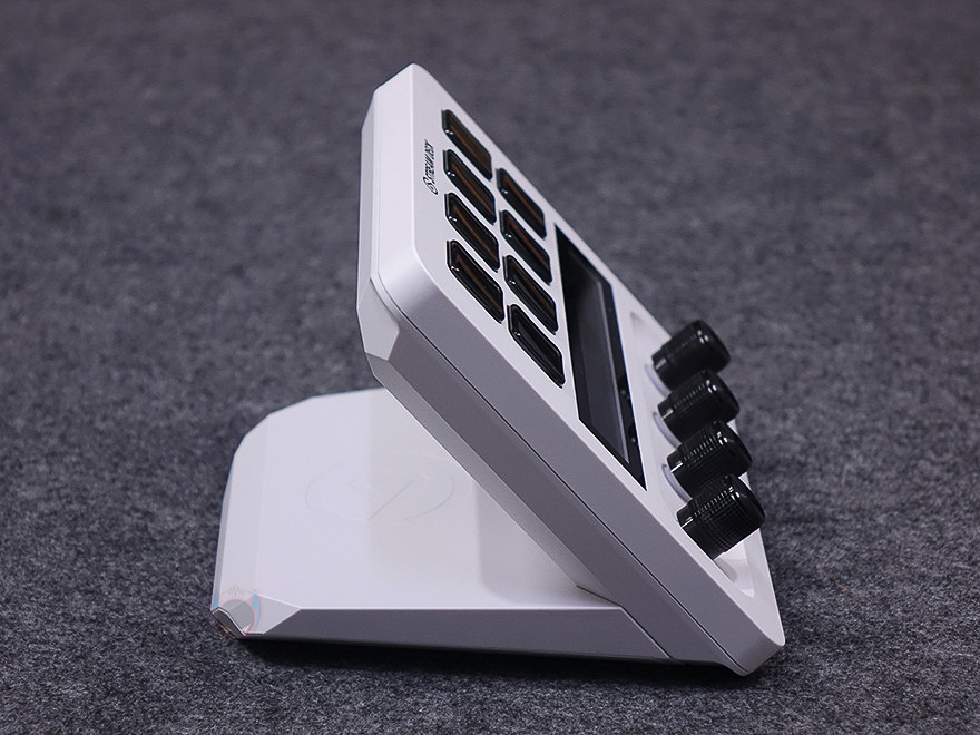 Thiết bị có mặt trước được đặt nghiêng một góc 45 độ dễ thao bấm thao tác
