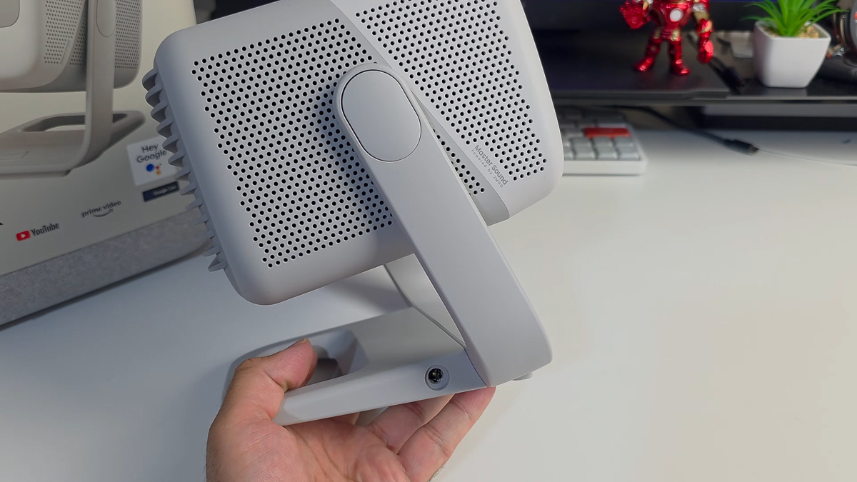 JMGO N1S 4K có rất nhiều lỗ thông hơi kiêm loa phát âm thanh