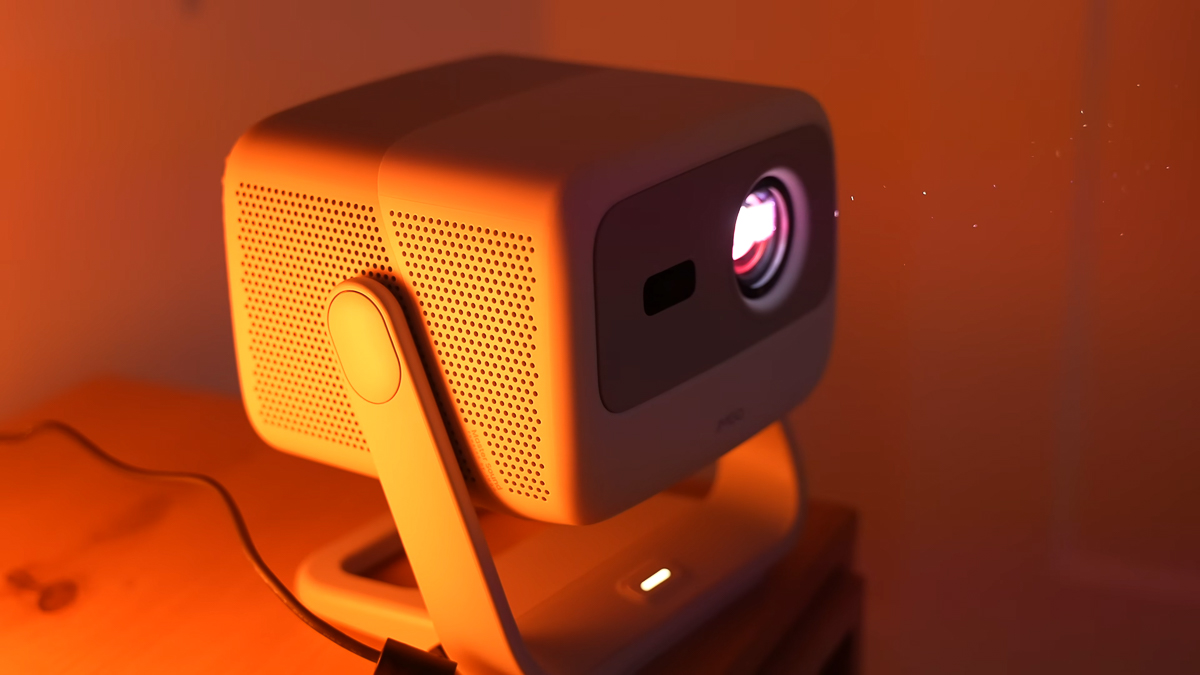 Bộ loa 10W của JMGO N1S 4K phù hợp với phòng nhỏ lẫn ngoài trời