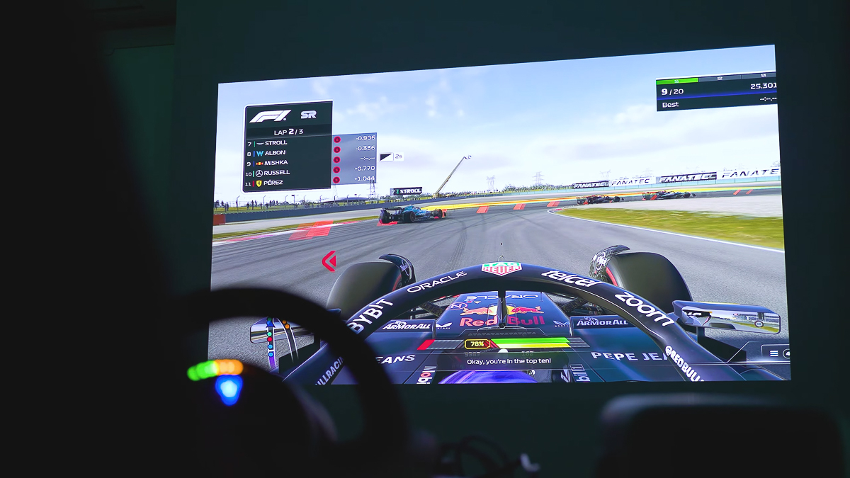 Chơi game F1 25 trên màn hình chiếu của JMGO N1S 4K
