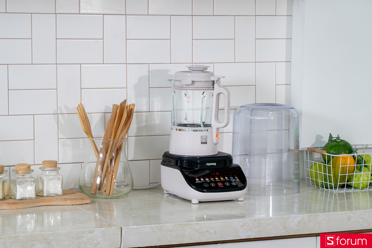 Phần nắp đậy bên ngoài giúp triệt tiêu tiếng ồn của cối xay chính