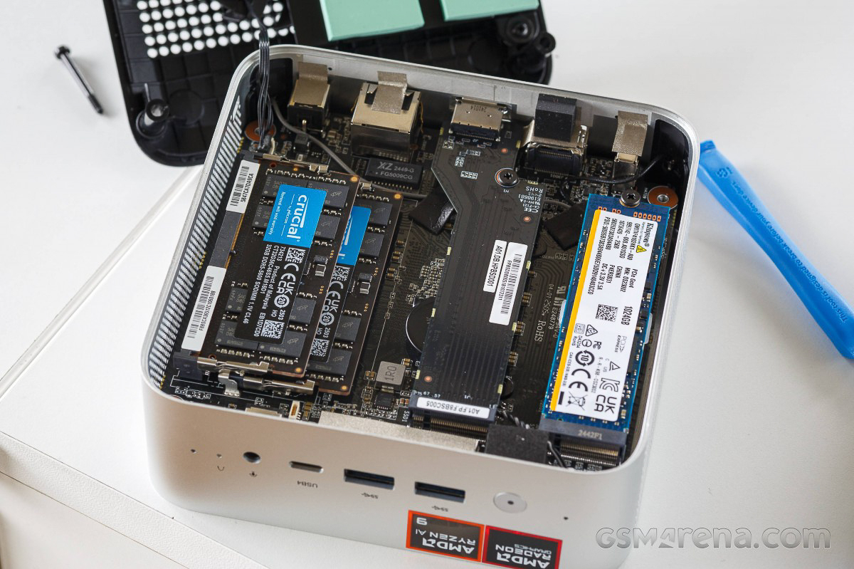 Tháo nắp Minisforum AI X1
