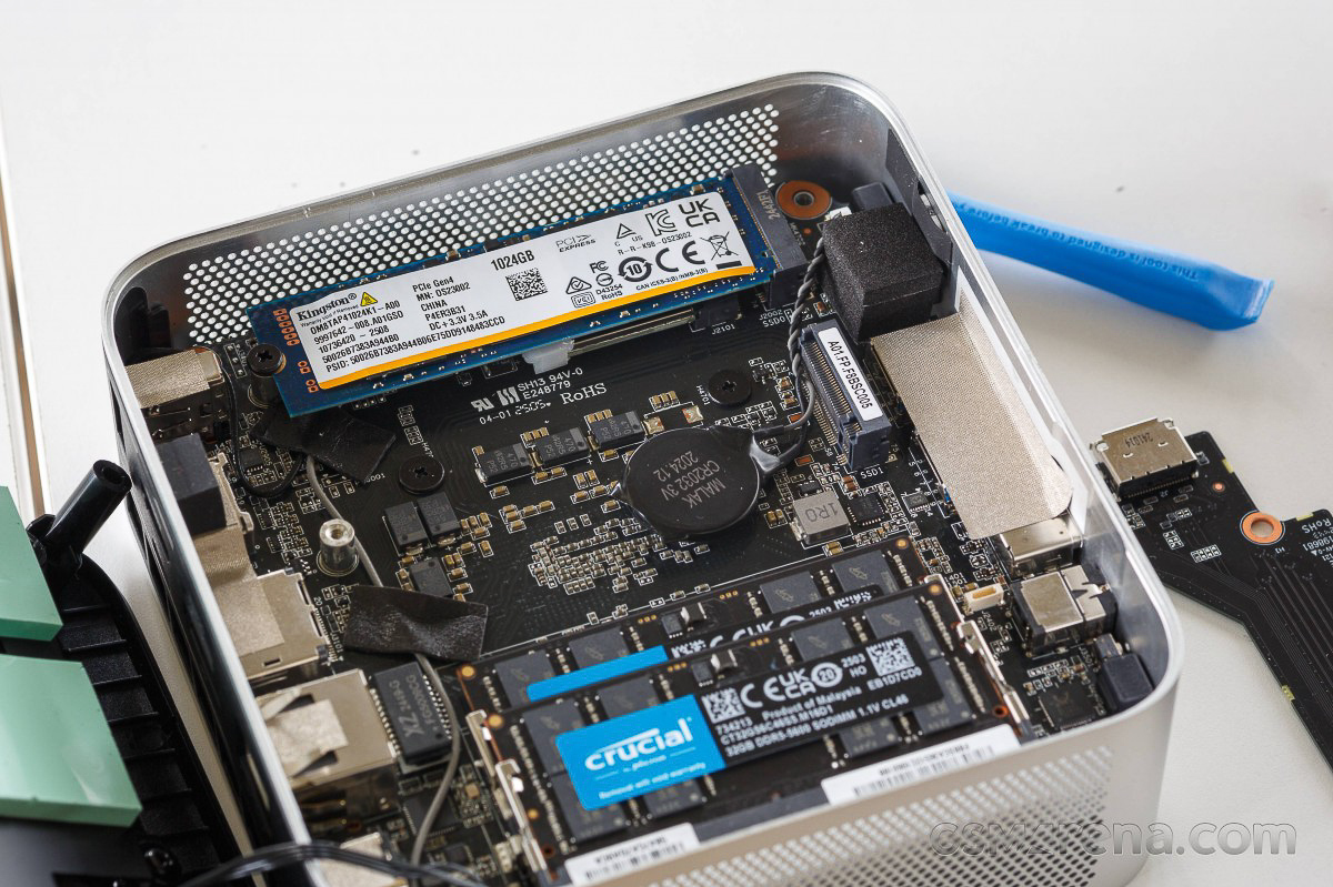 Slot PCIE còn trống bên cạnh SSD đã gắn mặc định