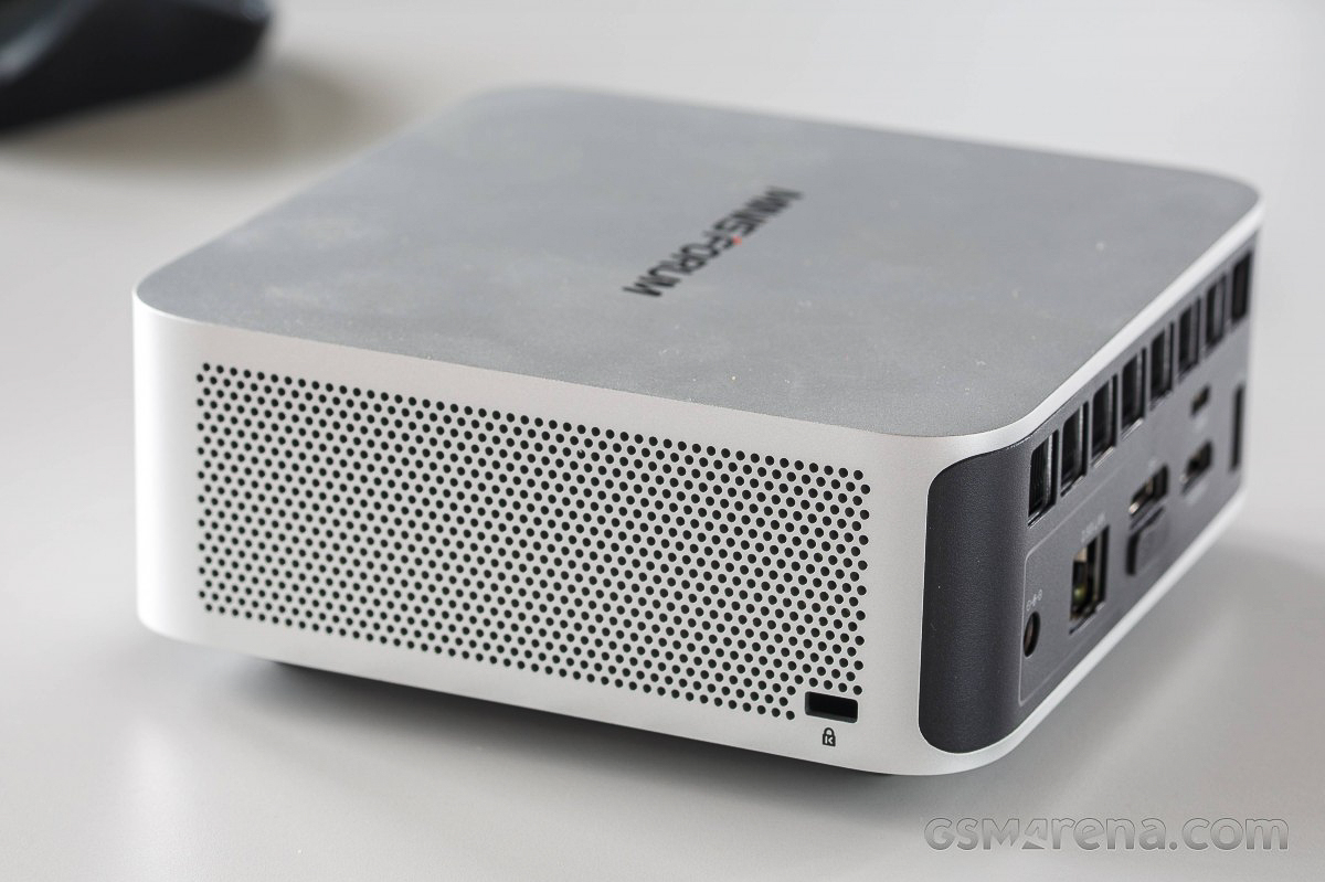 Cạnh bên trái và phải của Minisforum AI X1 có phần lưới thoát nhiệt lỗ tròn