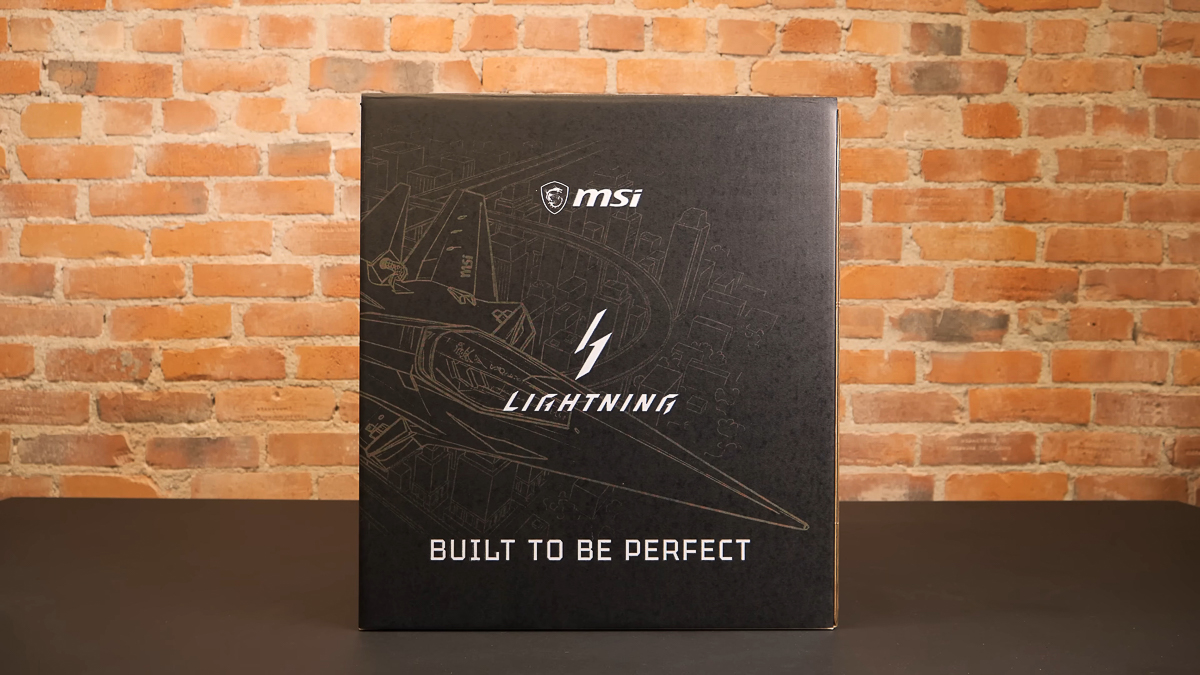 MSI GeForce RTX 5090 Lightning Z có phần hộp rất to và hoành tráng