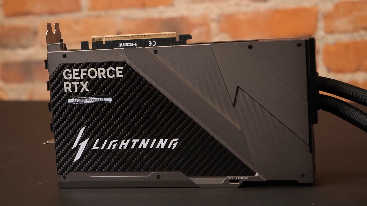 Mặt lưng của GPU RTX 5090 Lightning Z với carbon fiber rất bắt mắt