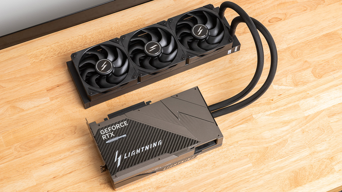 Toàn bộ cụm GPU và tản nhiệt nước có trọng lượng rơi vào khoảng gần 3kg.