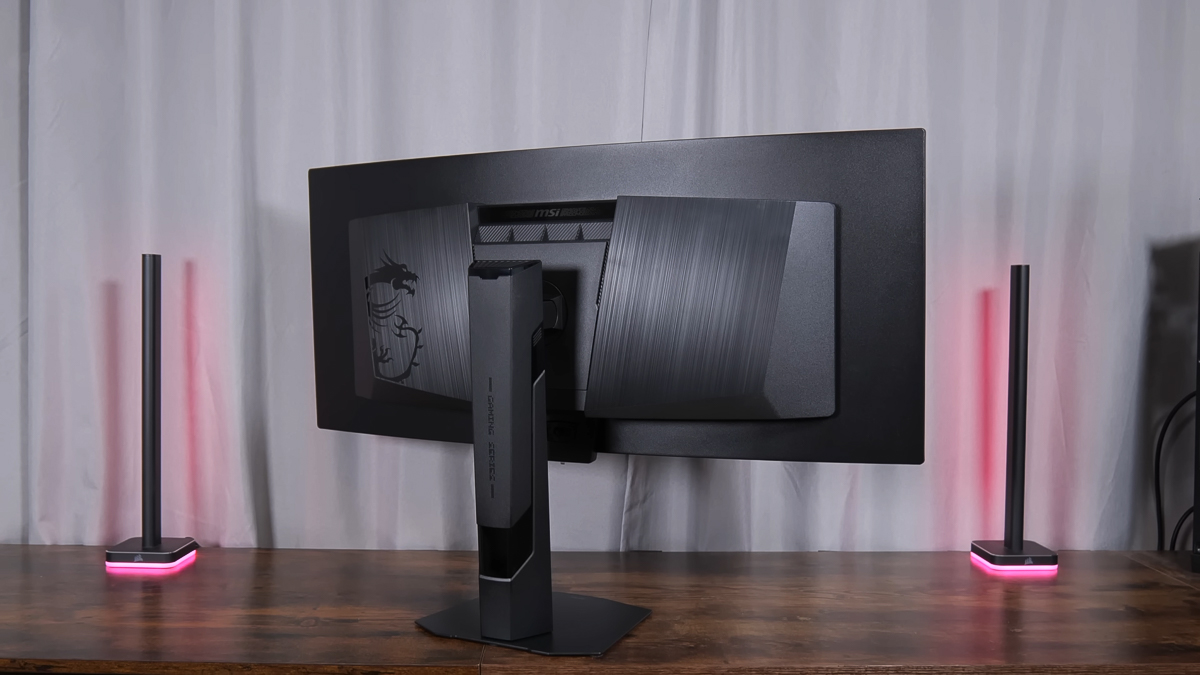 MSI MPG 341CQR QD-OLED X36 gần như giữ nguyên tạo hình truyền thống