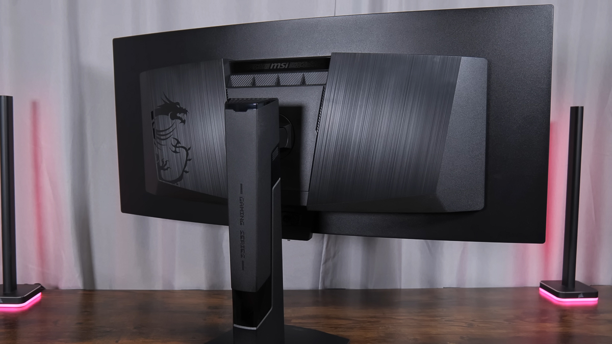 Cụm mặt lưng của màn hình MSI MPG 341CQR QD-OLED X36 rất to nạc và dày dặn