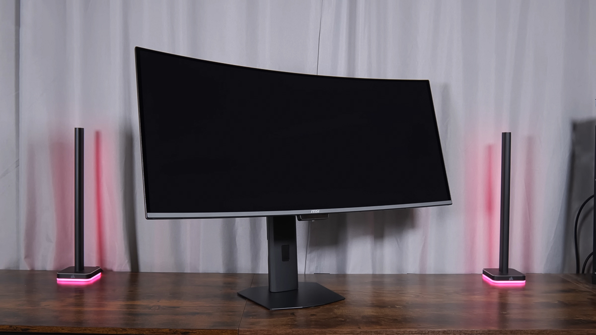 Phần màn hình ở mặt trước được làm tràn viền, siêu mỏng ở 3 cạnh trên và trái phải.