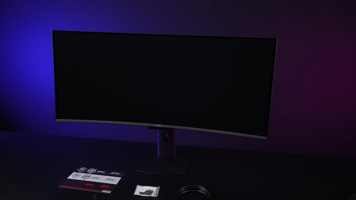 Bề mặt của màn hình được phủ một lớp film mà MSI gọi là Dark Armor