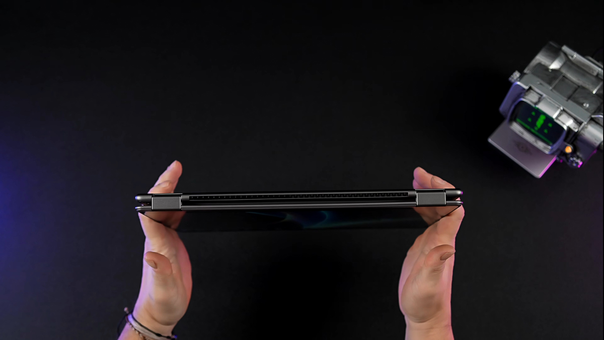 Prestige 14 Flip AI+ có độ mỏng 1.39cm và trọng lượng 1.37kg