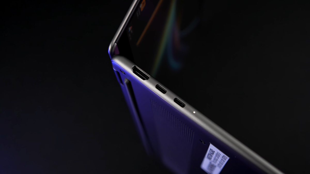 Cổng kết nối ở cạnh sườn trái máy