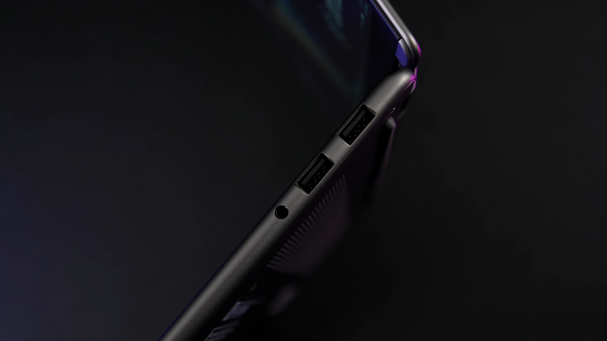 Cổng kết nối ở cạnh sườn phải máy