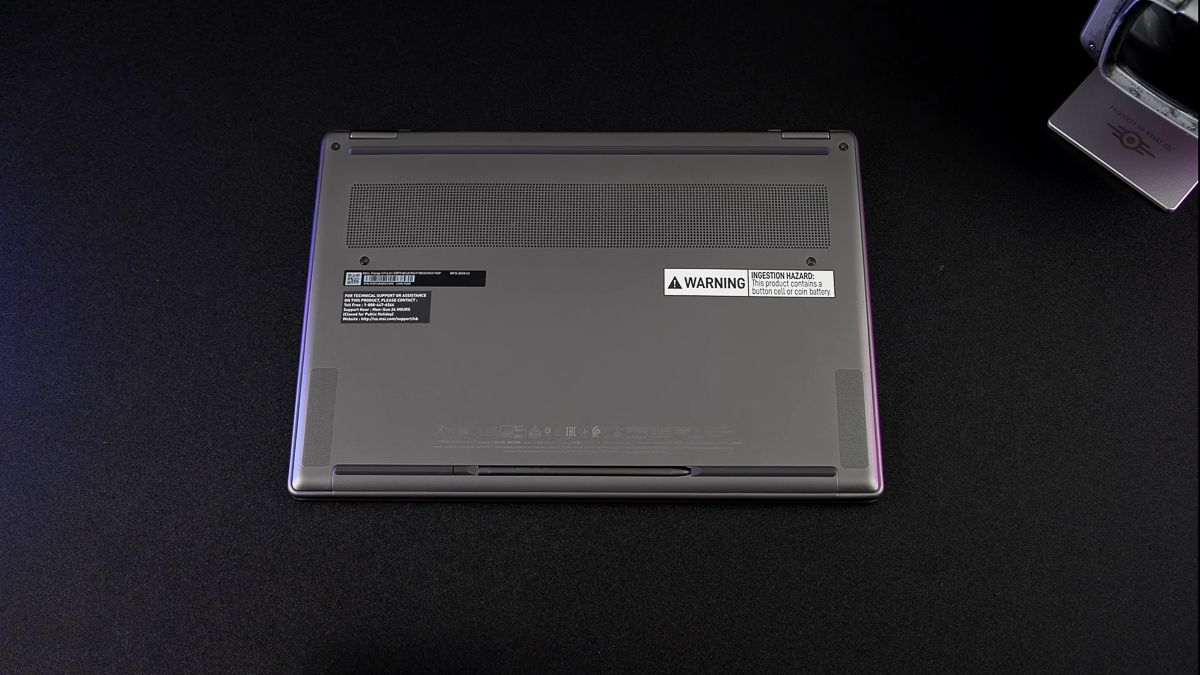 Mặt đáy của MSI Prestige 14 Flip AI+