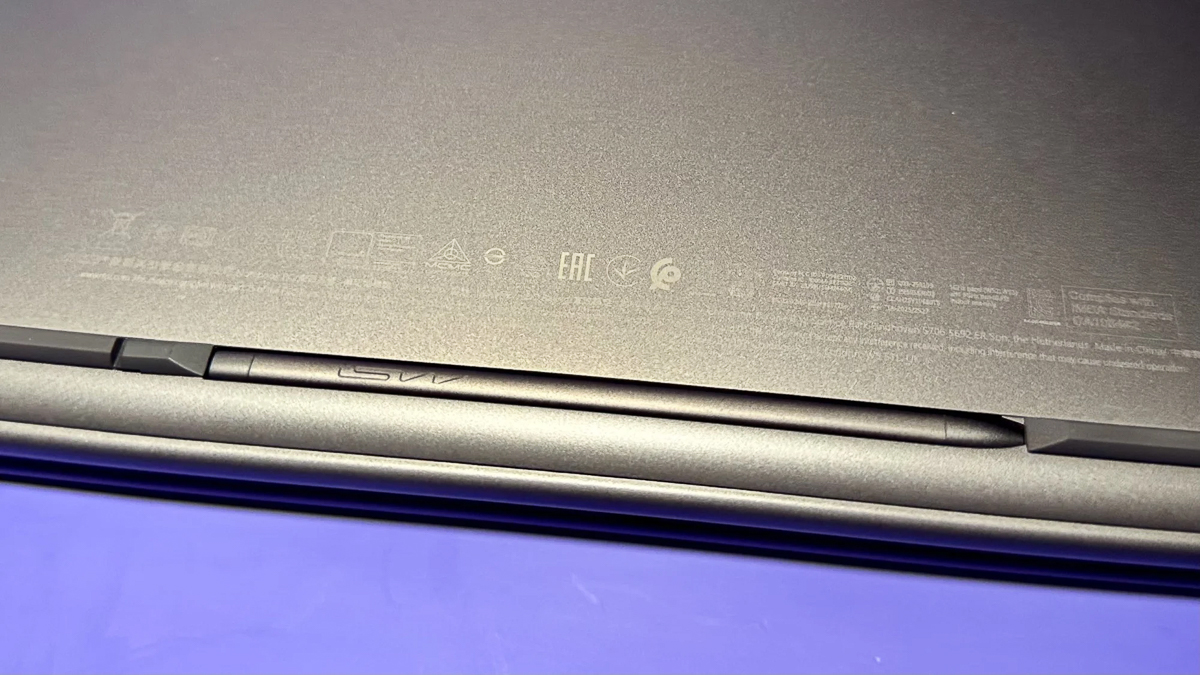 Khe chứa bút cảm ứng tích hợp sẵn trên Prestige 14 Flip Ai+