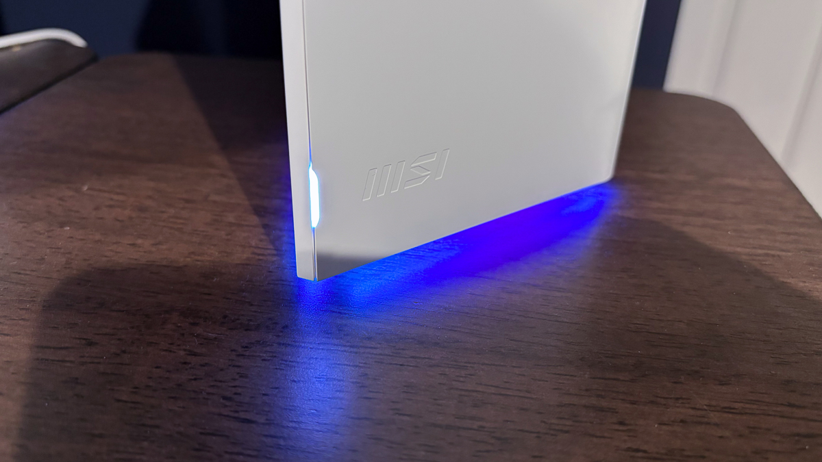 Chân đáy của router còn có thêm dải LED RGB