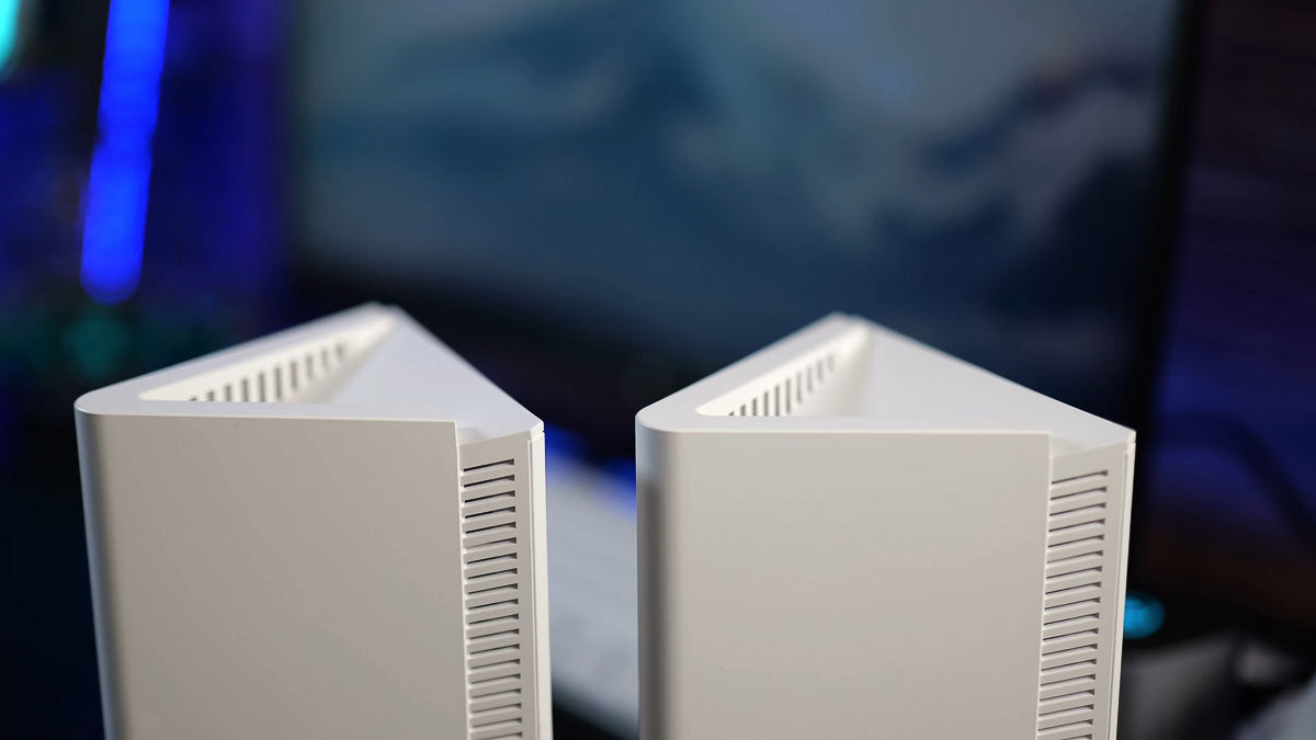 Phần góc chữ V và lưới thoát nhiệt ở trên đầu router