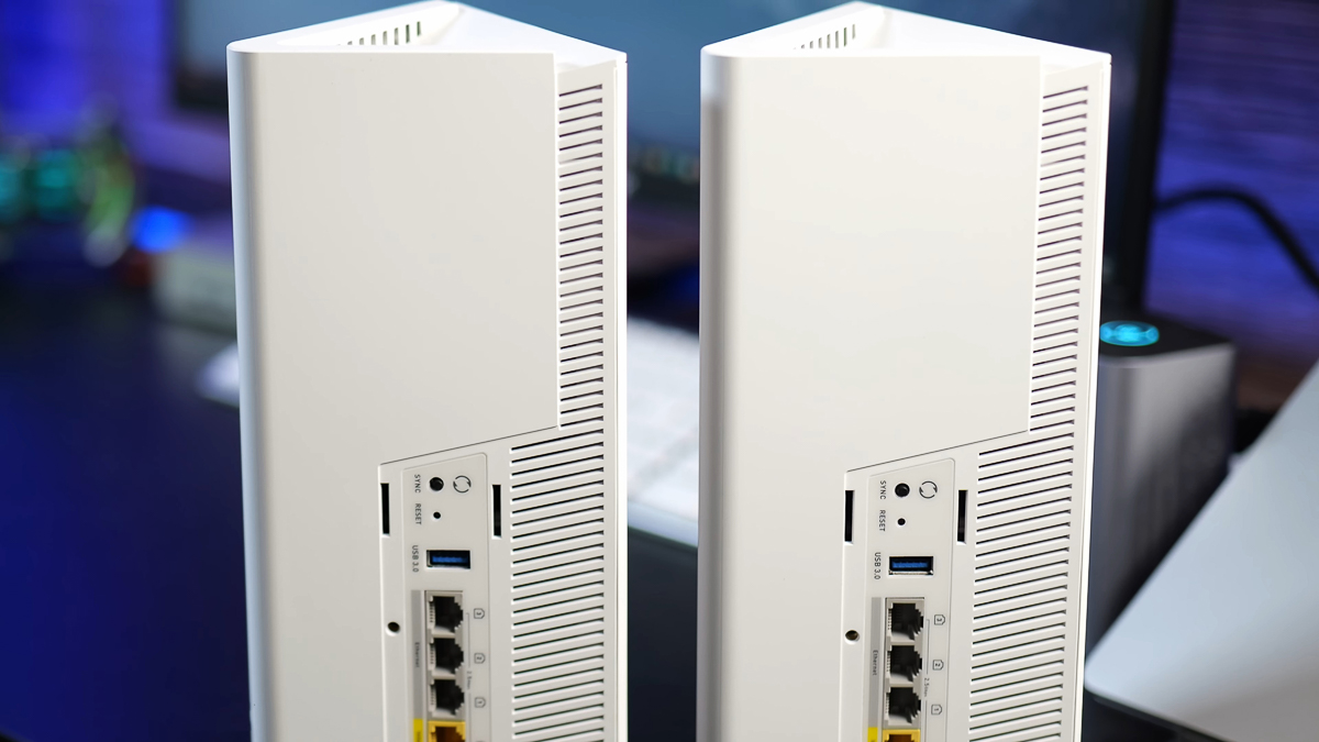 Mặt sau và mặt đáy của MSI Roamii BE Pro đều có các dải lưới thoát nhiệt