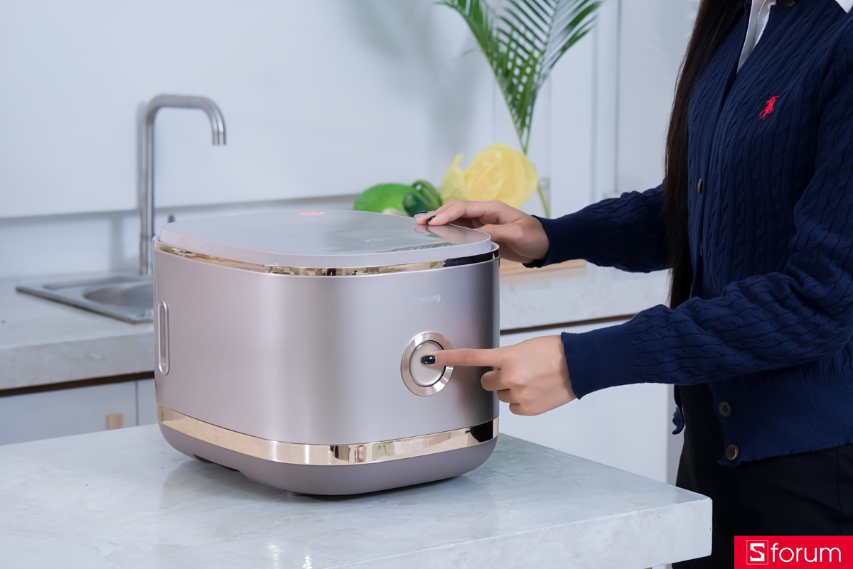Nút mở nắp nồi cơm điện Joyoung JNRC-401 được đặt ở mặt trước
