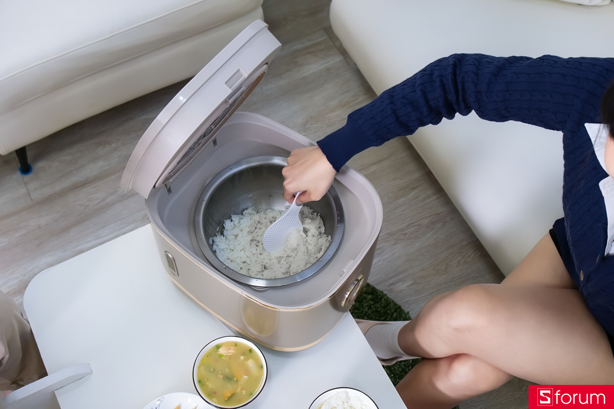 Món canh bí nấu tôm mà mọi người đang thấy trên bàn cũng được nấu từ nồi cơm điện từ cao tần Joyoung JNRC-401