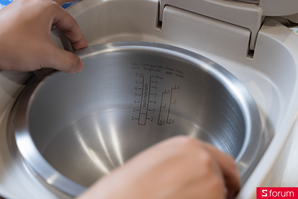 Lòng nồi cơm của Joyoung JNRC-401 chống dính tự nhiên không hóa chất