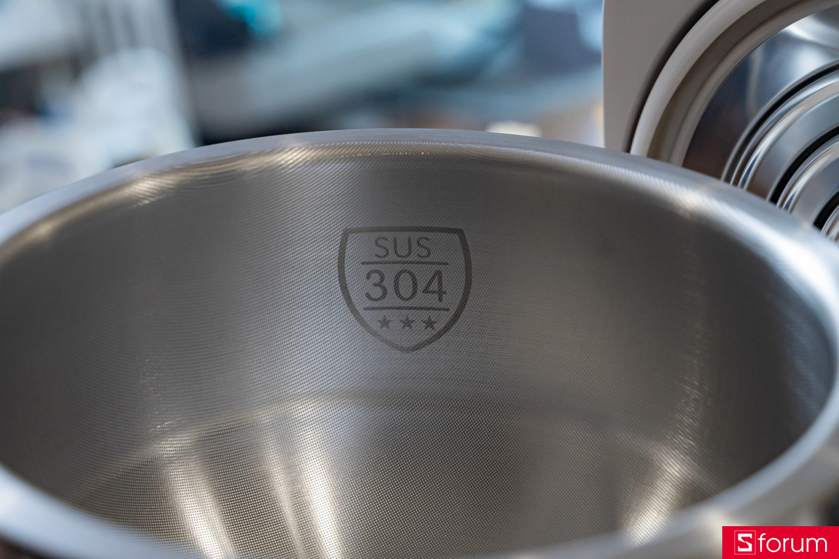 Mặt trong của lòng nồi nấu cơm của Joyoung JNRC-401 được thiết kế họa tiết chấm tròn dạng lưới nhỏ