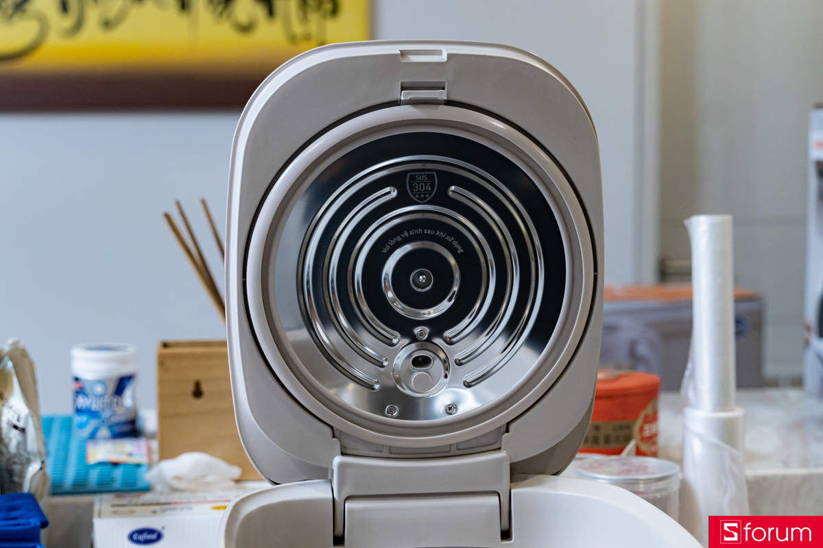 Mặt trong của nắp nồi, cũng được chế tạo bằng inox 304 trơn bóng