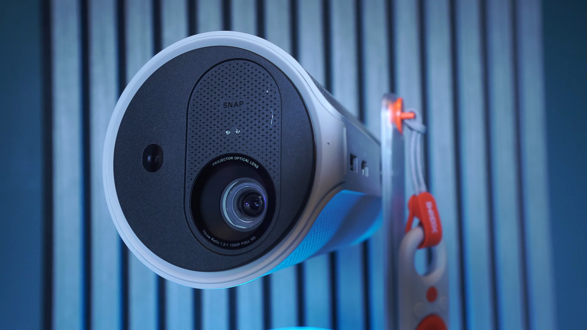 Mặt trước XGIMI Mogo 4 Laser có cụm ống kính trình chiếu được nằm trong một diện tích riêng biệt