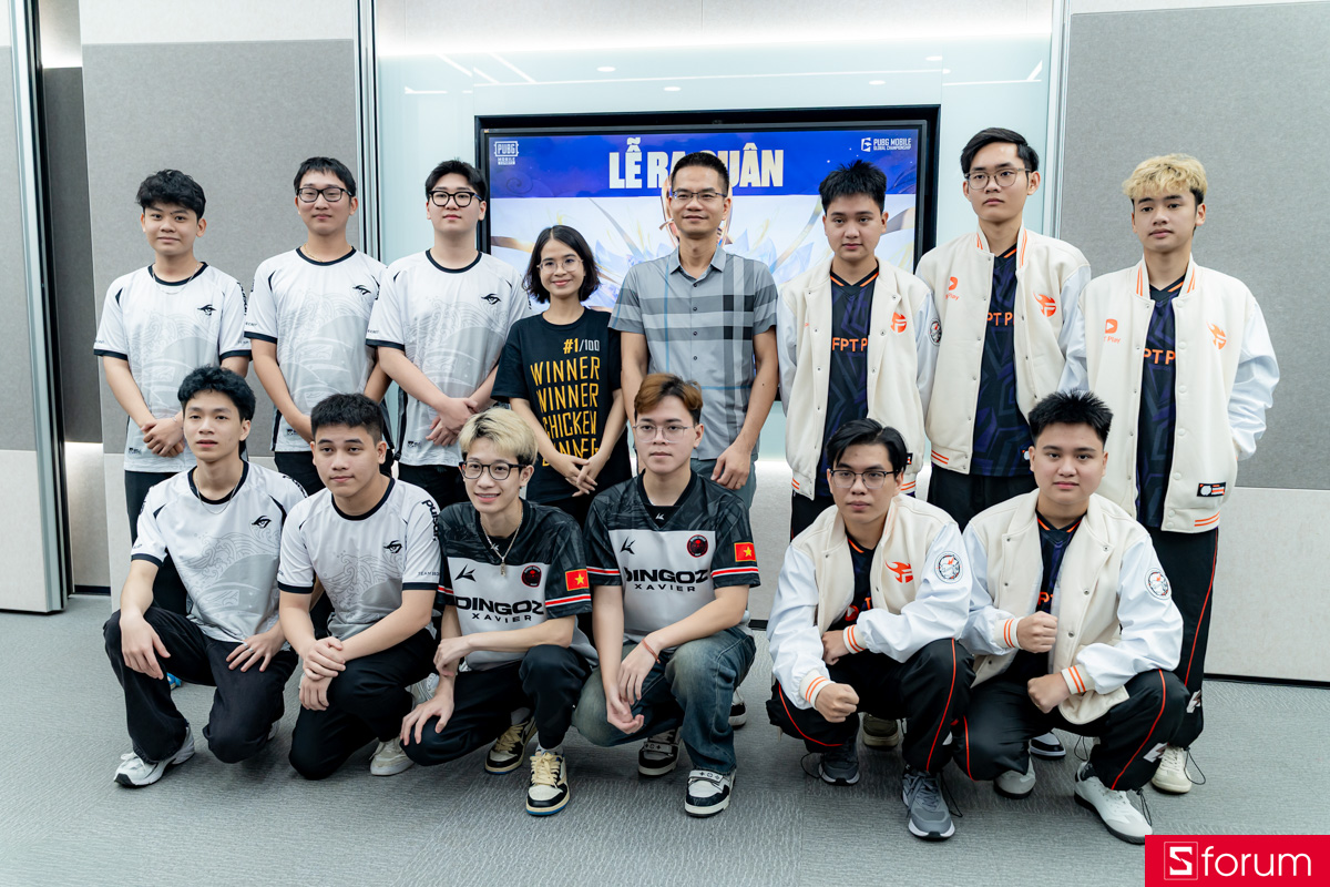 Các VĐV cùng ông Đỗ Việt Hùng và chị Nguyễn Như Bình chụp ảnh lưu niệm