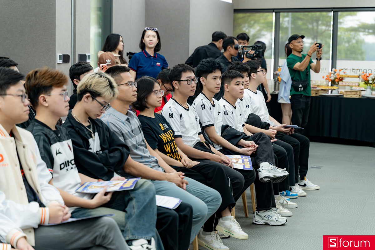 Các tuyển thủ tập trung lắng nghe các nội dung tại buổi ra quân