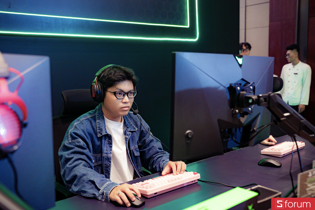 Một người dùng đang trải nghiệm các sản phẩm của ANTGAMER