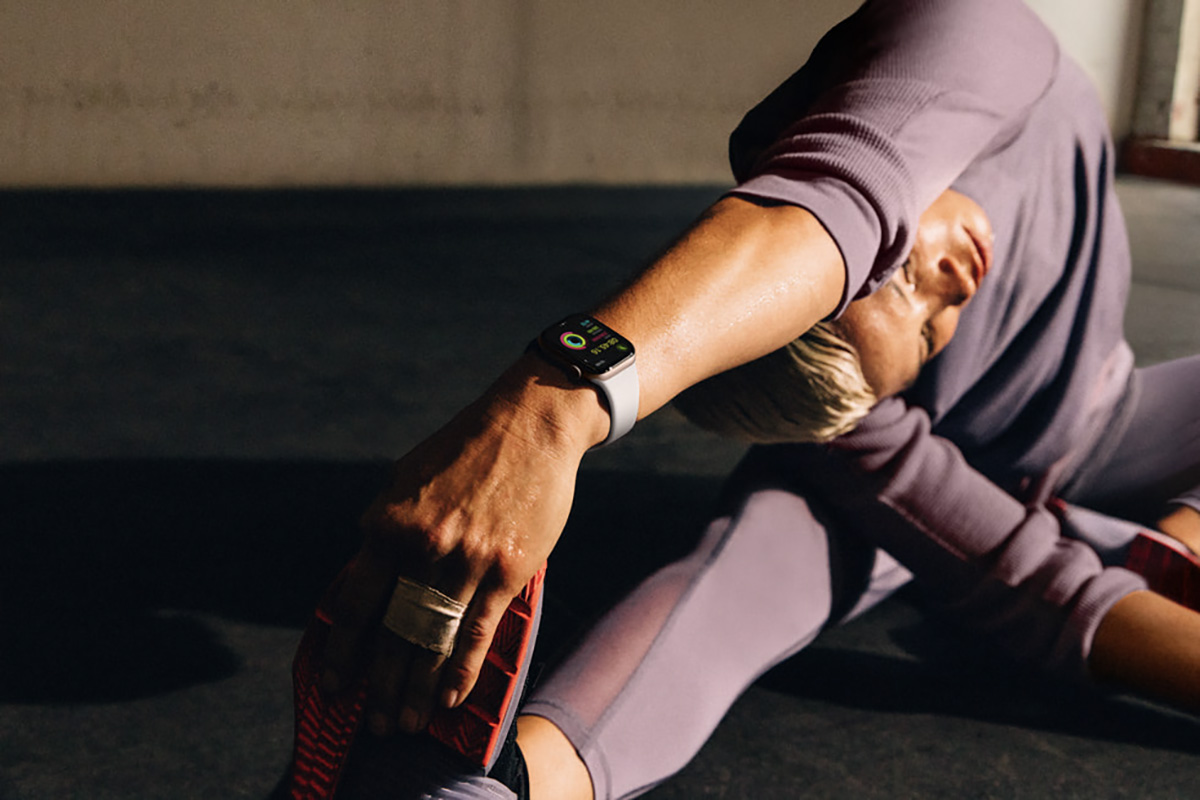 Tương tự thế hệ trước, người dùng có thể nghe nhạc và đàm thoại trên Apple Watch Series 10. Ảnh: Apple