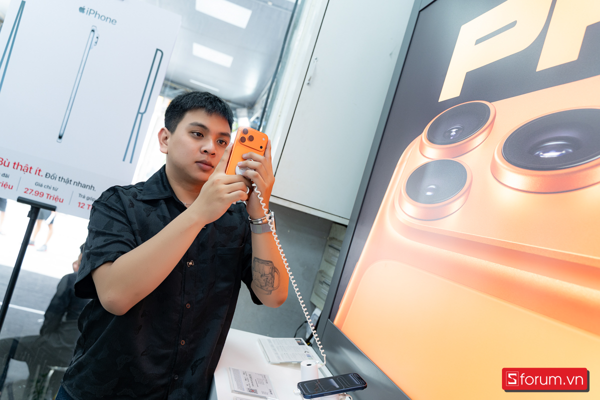 CellphoneS mở bán dòng iPhone 17 với rất nhiều quý khách hàng đến nhận máy