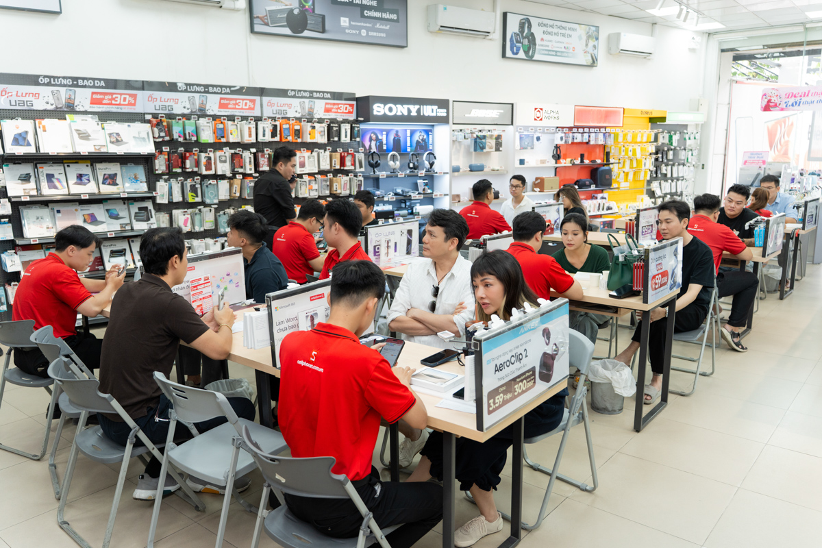 Không khí đông đúc trong buổi sáng ngày đầu mở bán iPhone Duo tại một cửa hàng CellphoneS