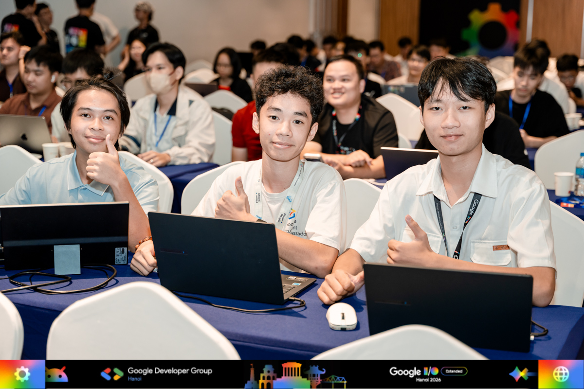 Người tham dự trực tiếp trải nghiệm và thực hành tại phiên Hands-on Workshop