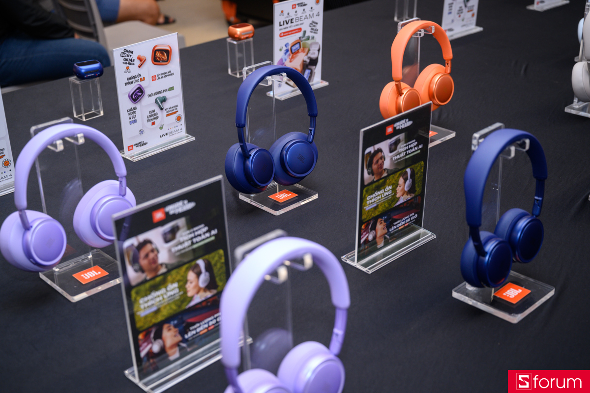 Ngoài Live Beam 4, JBL còn mang đến JBL Live 780NC (over-ear) và JBL Live 680NC (on-ear)