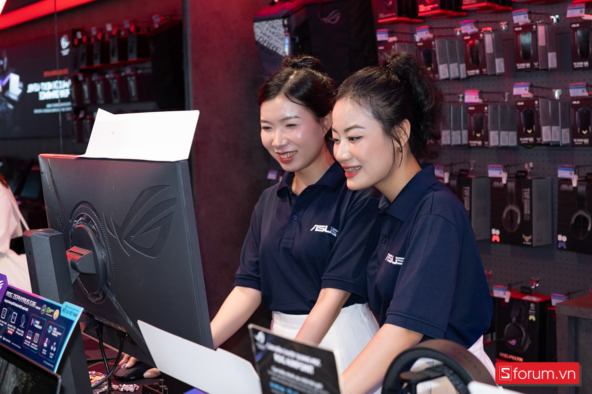 Nhiều chương trình ưu đãi và quà tặng đang chờ đón khách hàng tại ASUS Exclusive Store