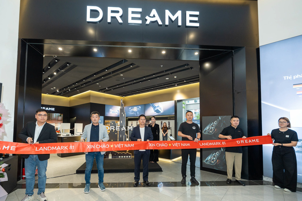 Các đại diện của Dreame cắt bằng khánh thành khai trương