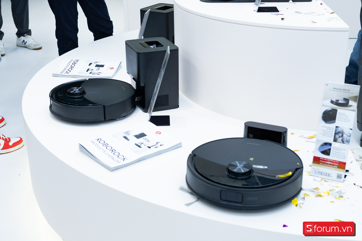 Một số mẫu robot hút bụi lau nhà trưng bày tại cửa hàng