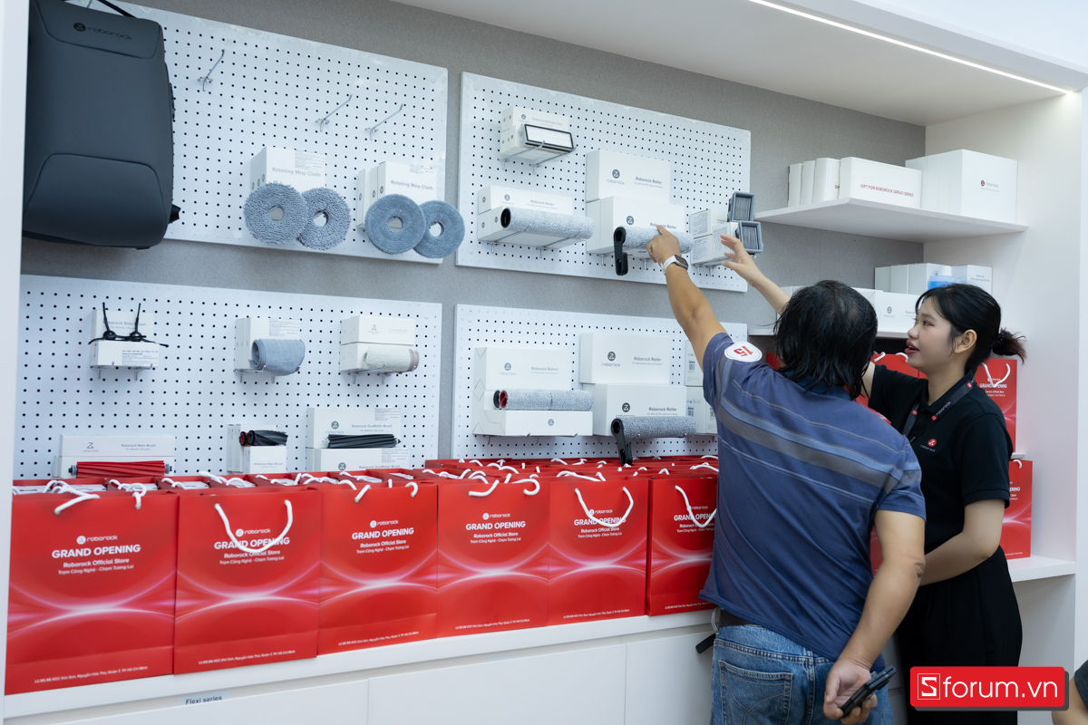Nhân viên cửa hàng Roborock Flagship Store luôn sẵn sàng tư vấn khách hàng