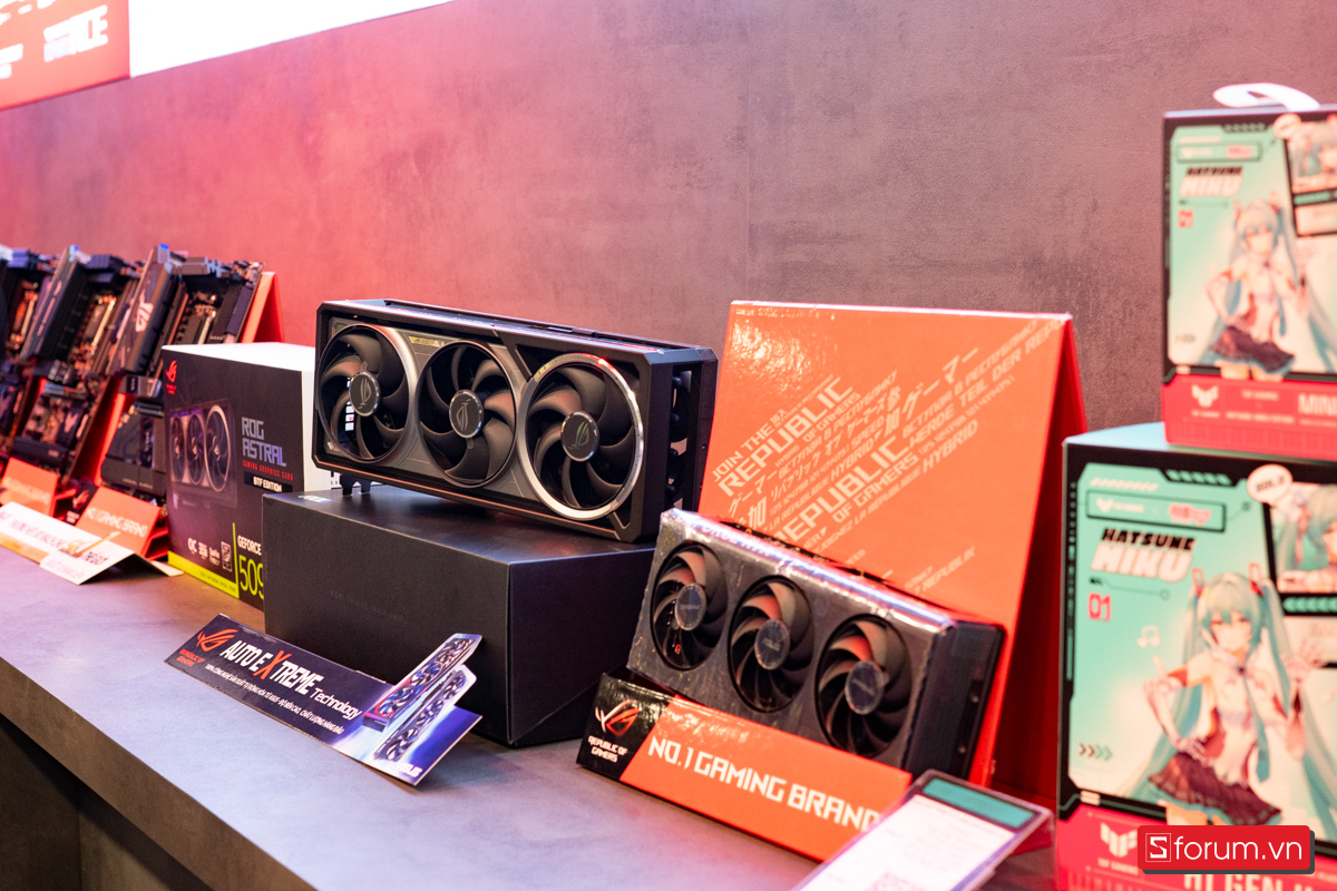 Đây cũng là nơi trưng bày các linh kiện thế mạnh của thương hiệu ASUS ROG