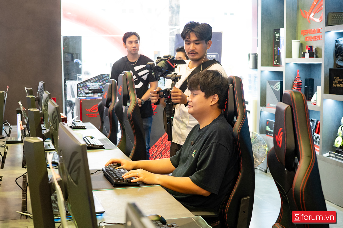 Duy Thẩm Schannel trải nghiệm các sản phẩm ROG