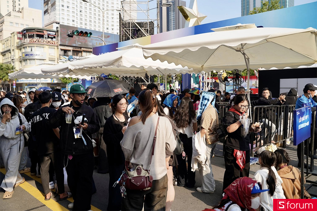 Hàng dài fan hâm mộ và người dùng OPPO chờ check-in vào sự kiện