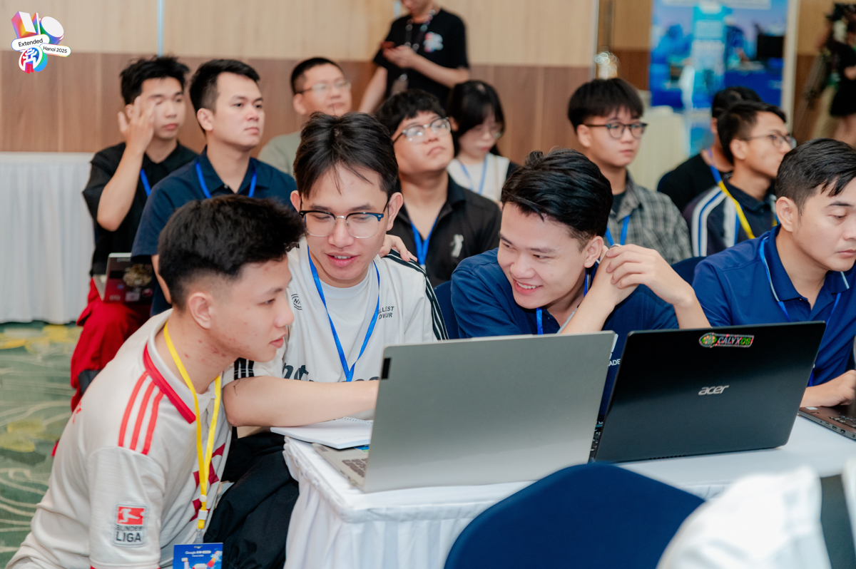 Người tham dự trực tiếp thực hành tại phiên Codelab