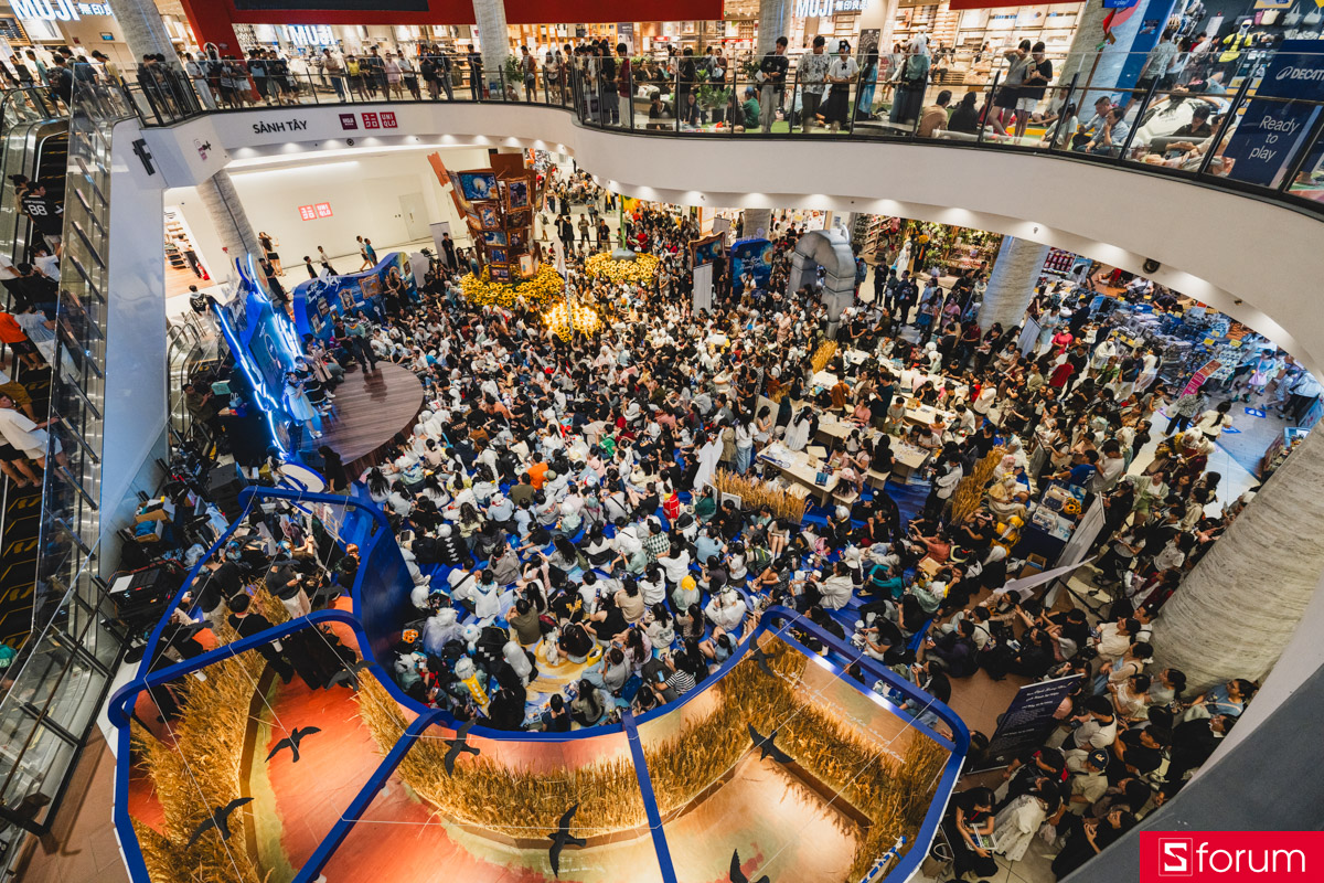 Hàng trăm bạn trẻ có mặt cùng lúc tại không gian Sky: Children of the Light tại AEON Mall Tân Phú