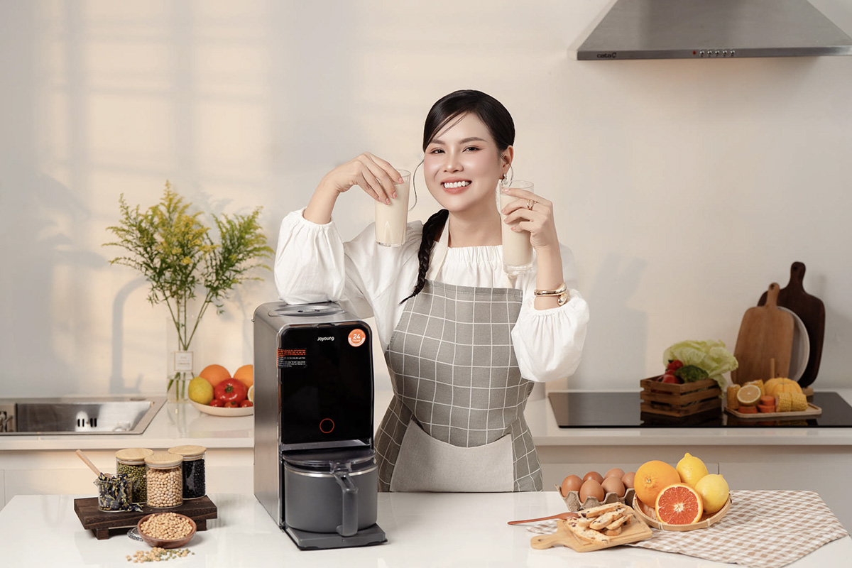 Thu Nhi và Joyoung: Hồi sinh ký ức sữa đậu nành ba miền chỉ bằng một nút bấm