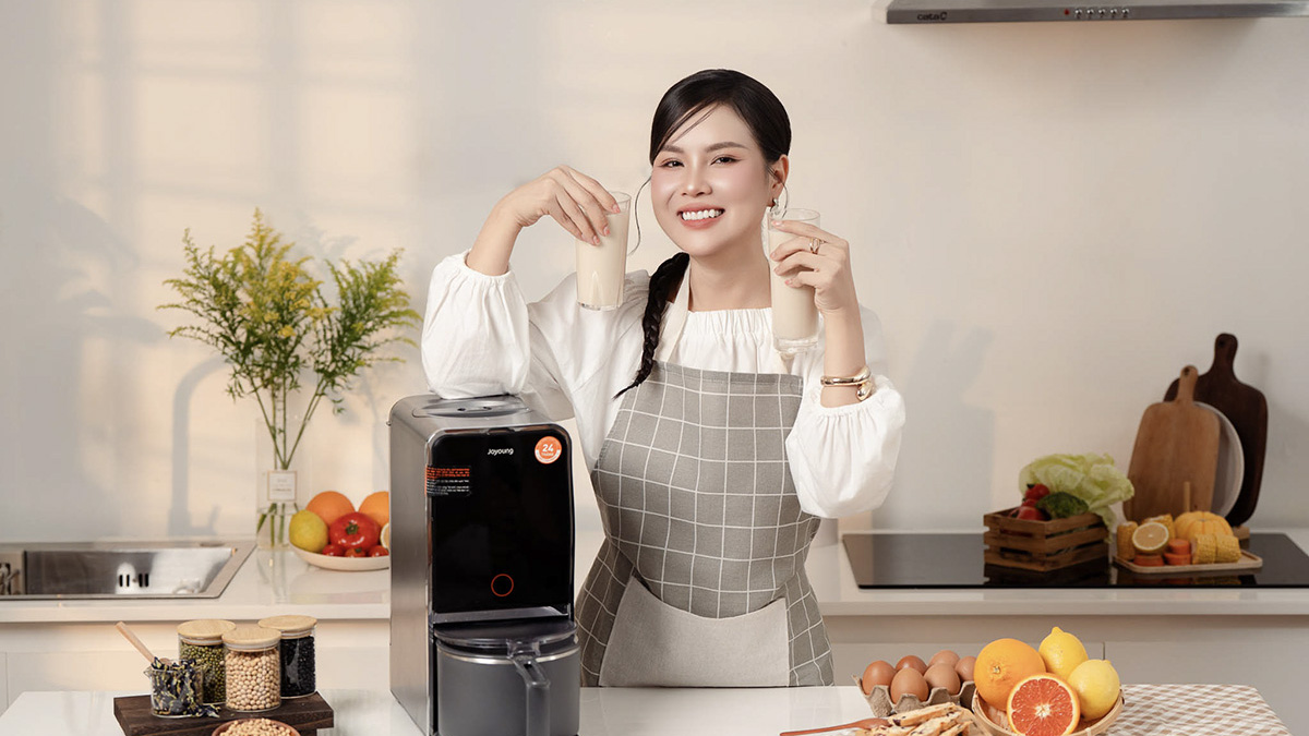 Thu Nhi và Joyoung: Hồi sinh ký ức sữa đậu nành ba miền chỉ bằng một nút bấm Thu Nhi và Joyoung: Hồi sinh ký ức sữa đậu nành ba miền chỉ bằng một nút bấm