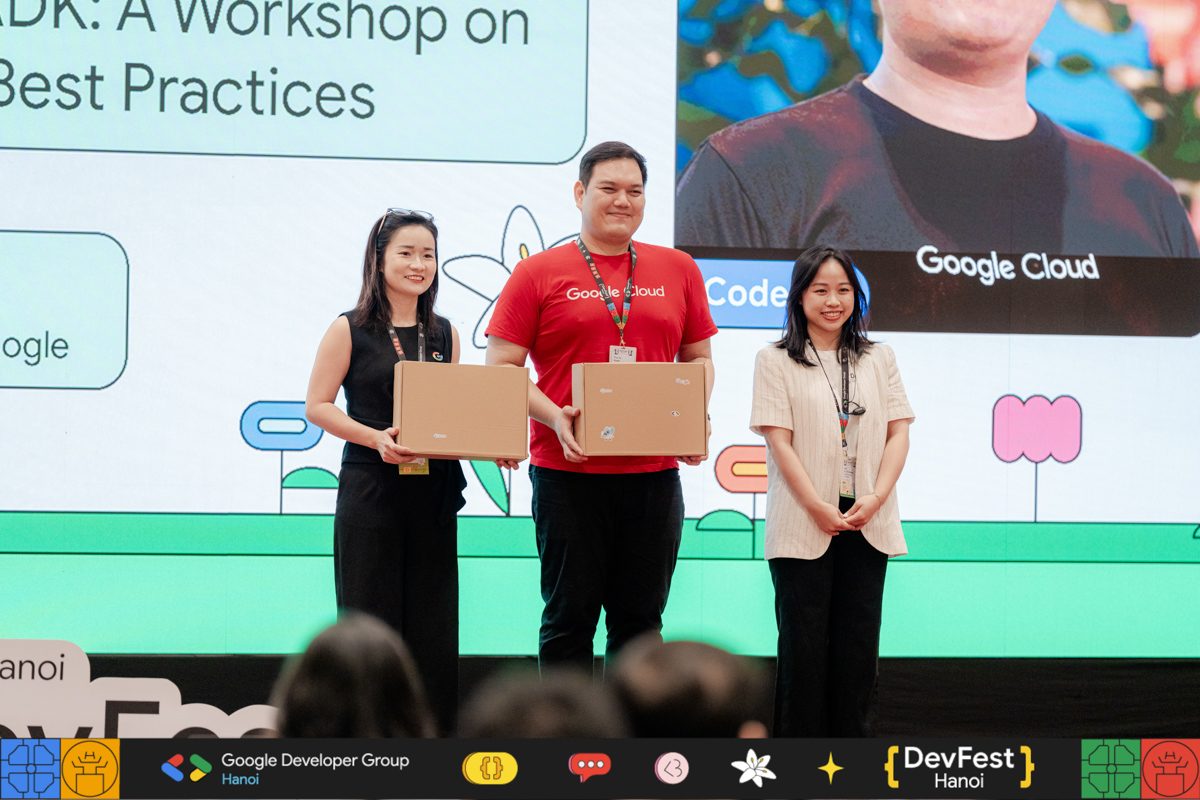 Hai diễn giả nhận phần quà tri ân từ BTC