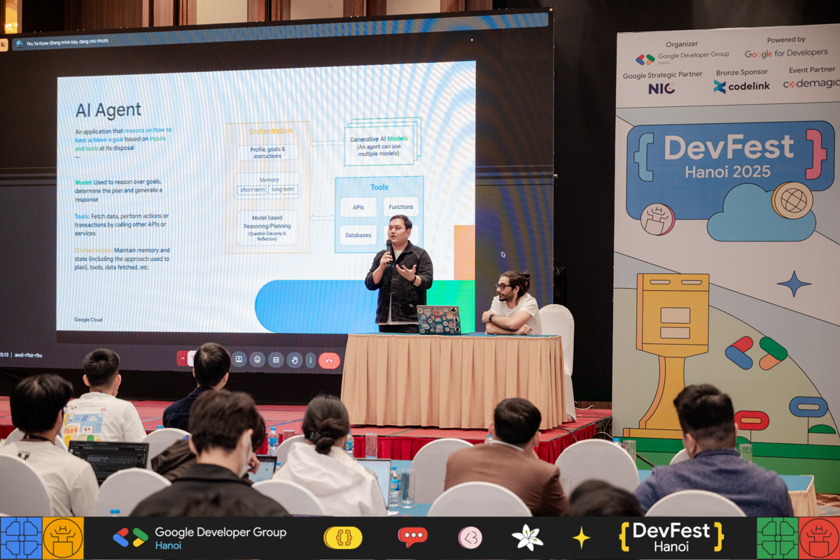 Bộ đôi diễn giả Thu Ya Kyaw và Ivan Nardini chia sẻ tại codelab: Mastering the ADK: A Workshop on Architecture & Best Practices